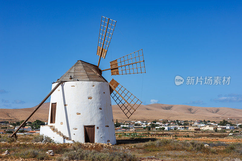 富埃特文图拉岛Llanos de la Conception村的风车